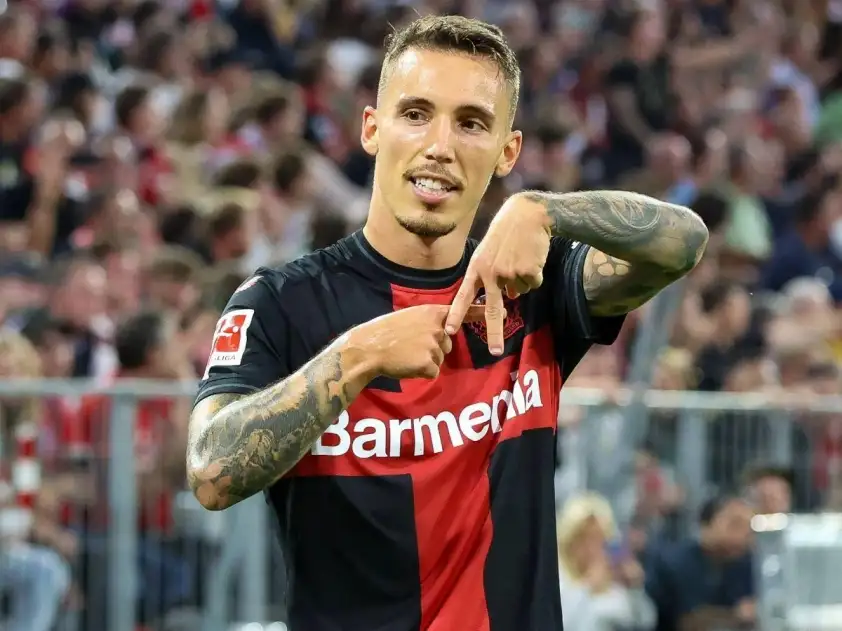 Grimaldo vừa lập cú đúp sút phạt ấn tượng vào lưới Frankfurt